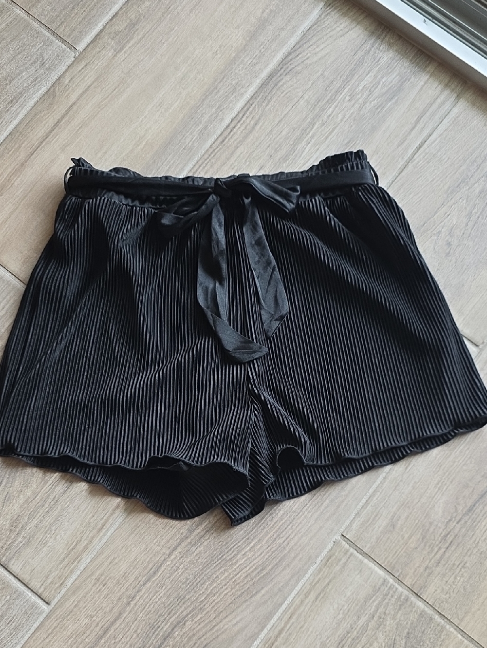 Beautiful Elastic Tie-Waist Women’s Shorts